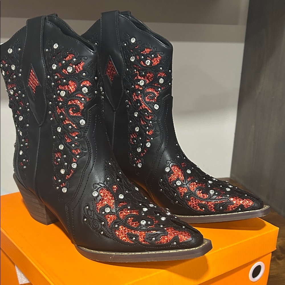 black western cowgirl boots with red sequin embroidery and rhinestone NIB size 7